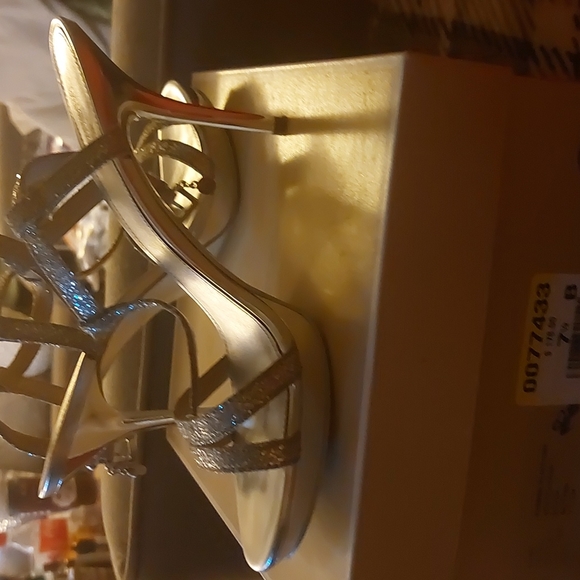 Michael kors silver heels size 7.5 - Picture 6 of 7
